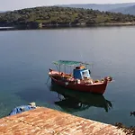 Sea House Koukouleika * Milína